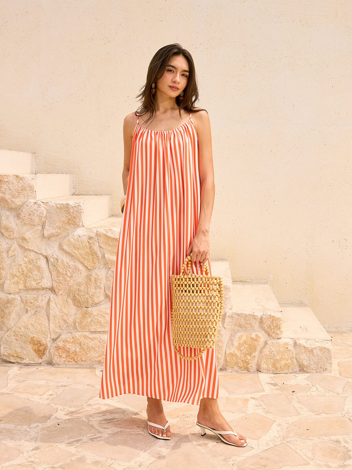 Majestique – Gestreiftes rückenfreies Maxikleid 