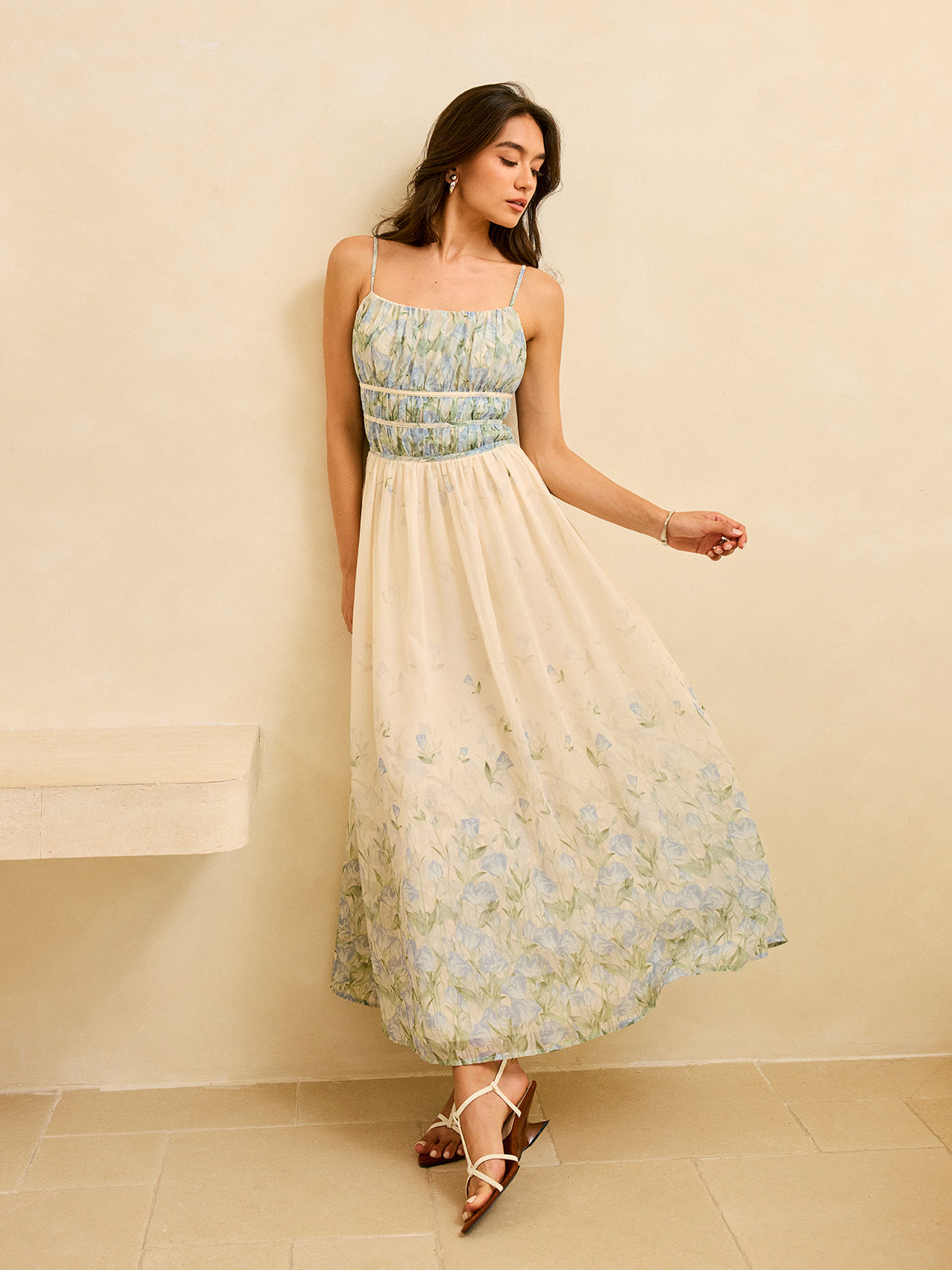 Halbtransparentes, gestuftes Maxikleid mit Blumenmuster und plissierter Taille 