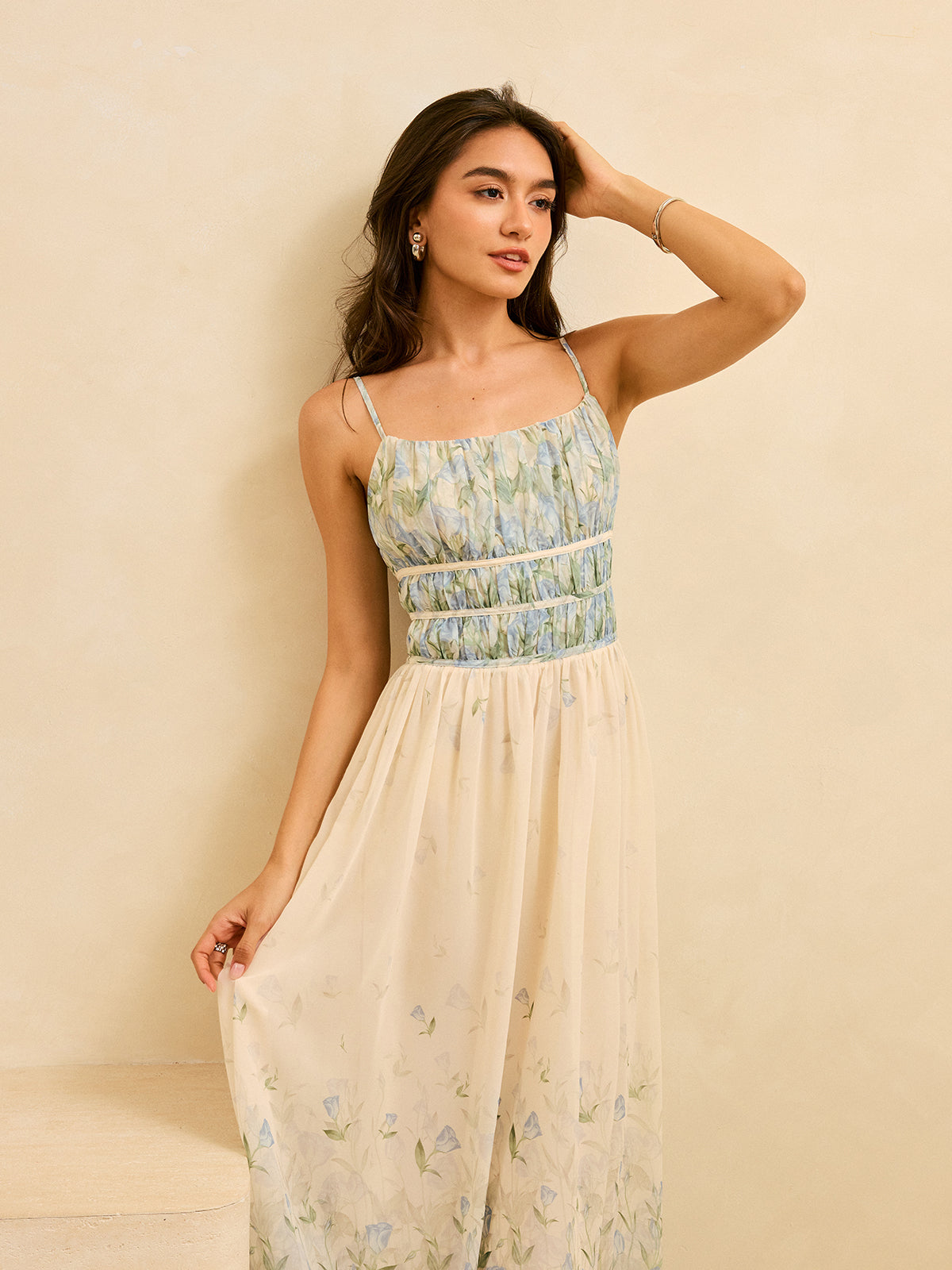 Halbtransparentes, gestuftes Maxikleid mit Blumenmuster und plissierter Taille 