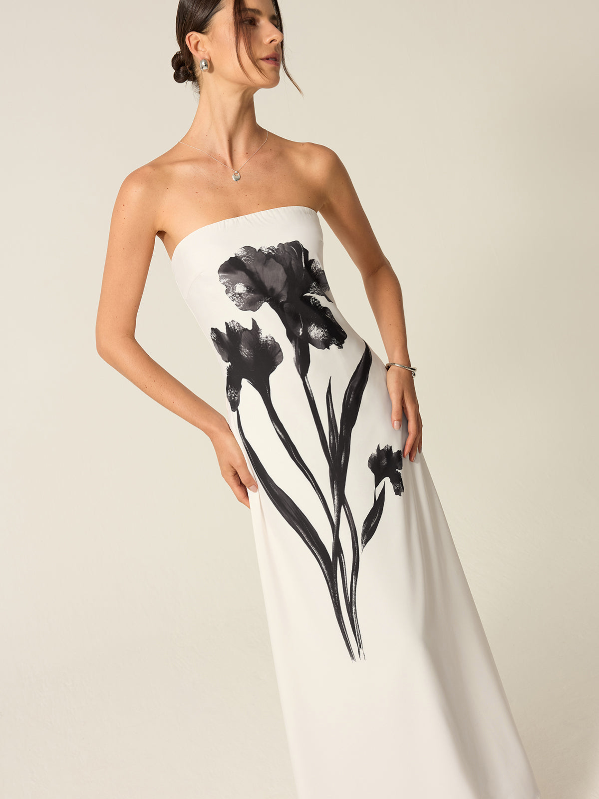 Himmlisches trägerloses Maxikleid mit Blumendruck 