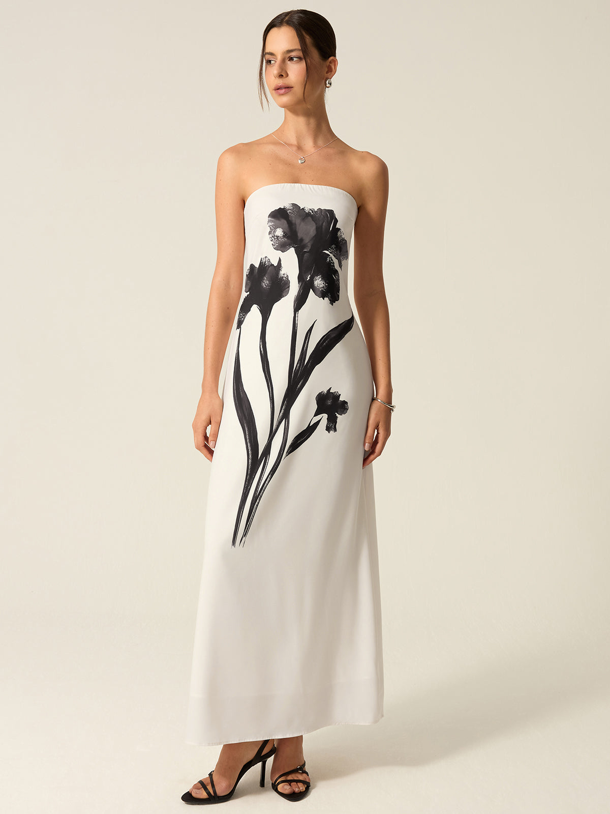 Himmlisches trägerloses Maxikleid mit Blumendruck 