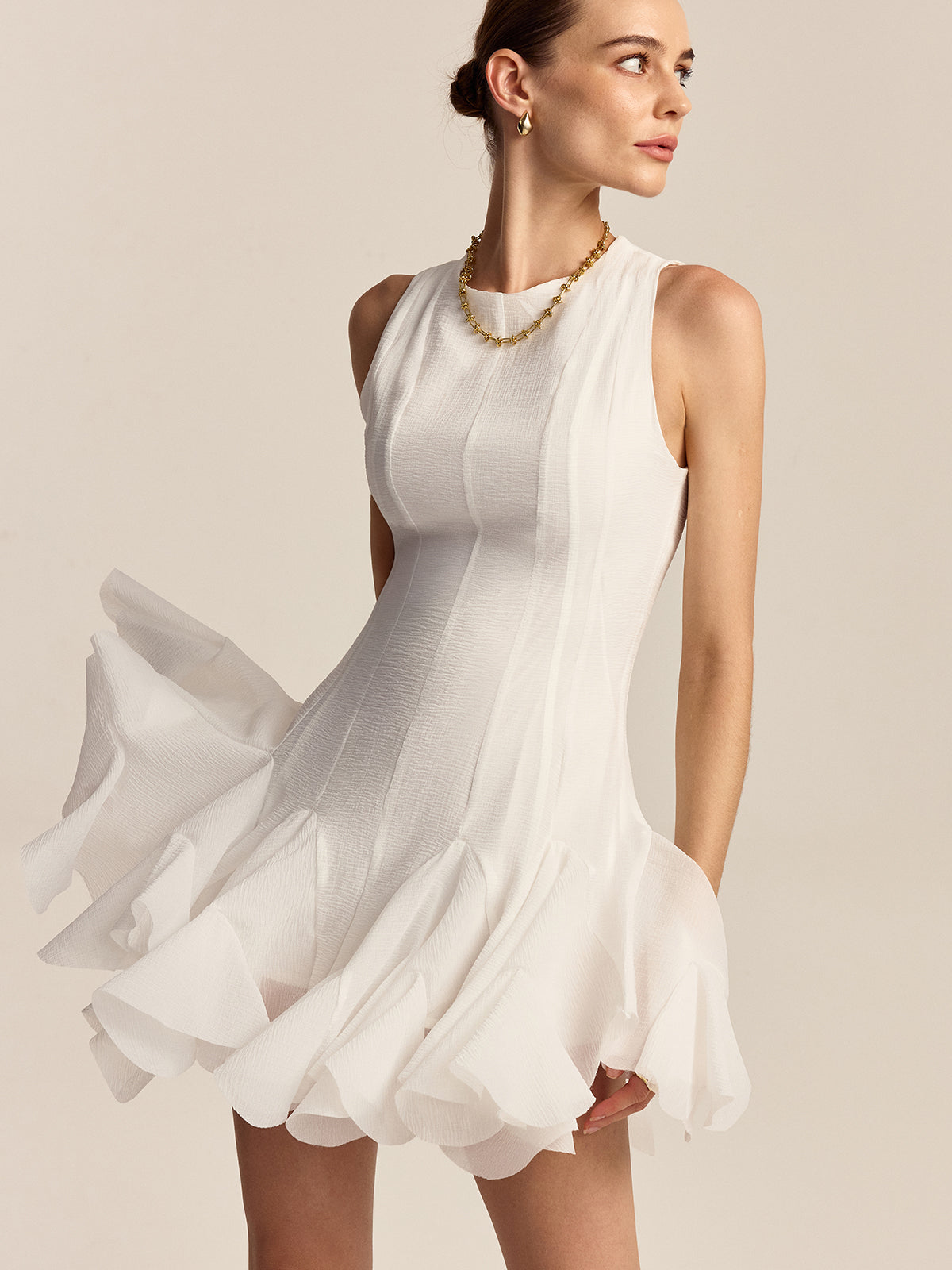 Prismatic – Halbtransparentes Minikleid mit Rüschensaum 