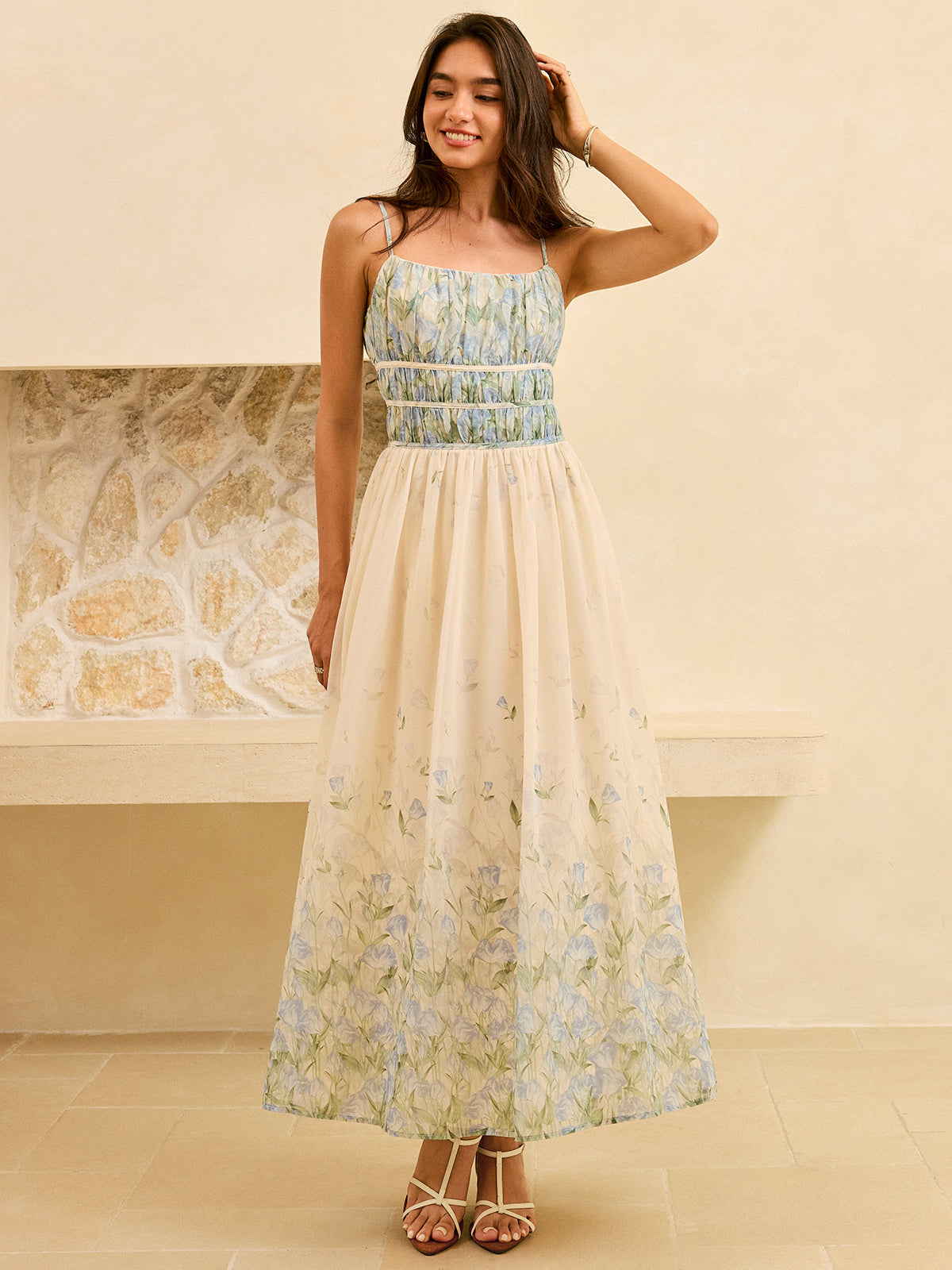 Halbtransparentes, gestuftes Maxikleid mit Blumenmuster und plissierter Taille 