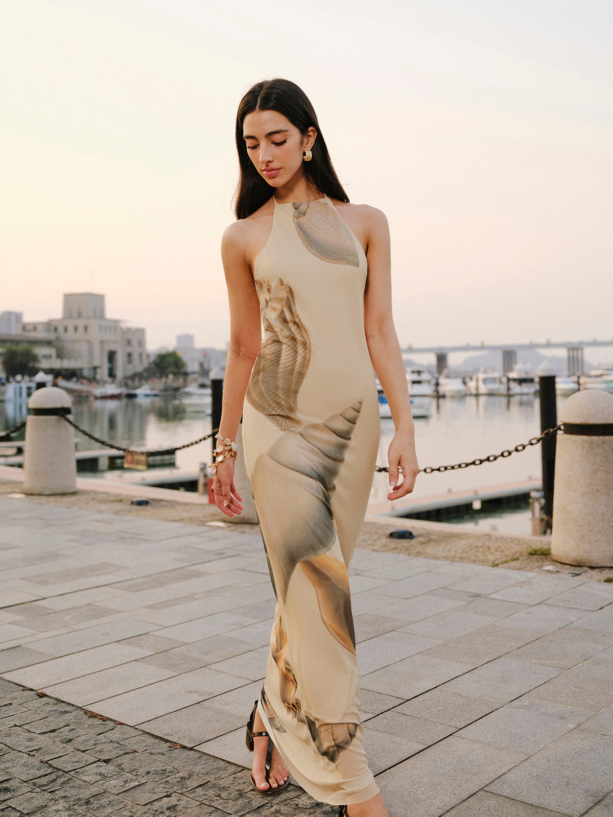 Miraclesilk – Rückenfreies Neckholder-Kleid aus Netzstoff 