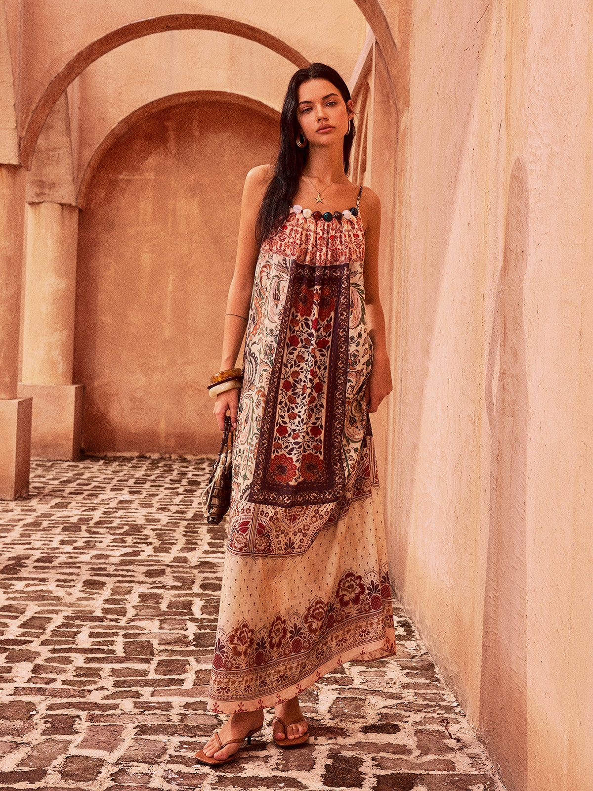 Miracleglow – Maxikleid mit Paisley-Print und Perlen 