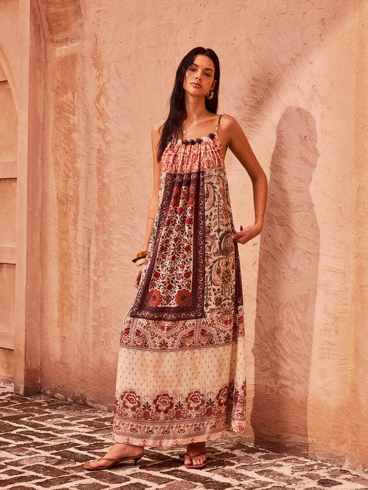 Miracleglow – Maxikleid mit Paisley-Print und Perlen 