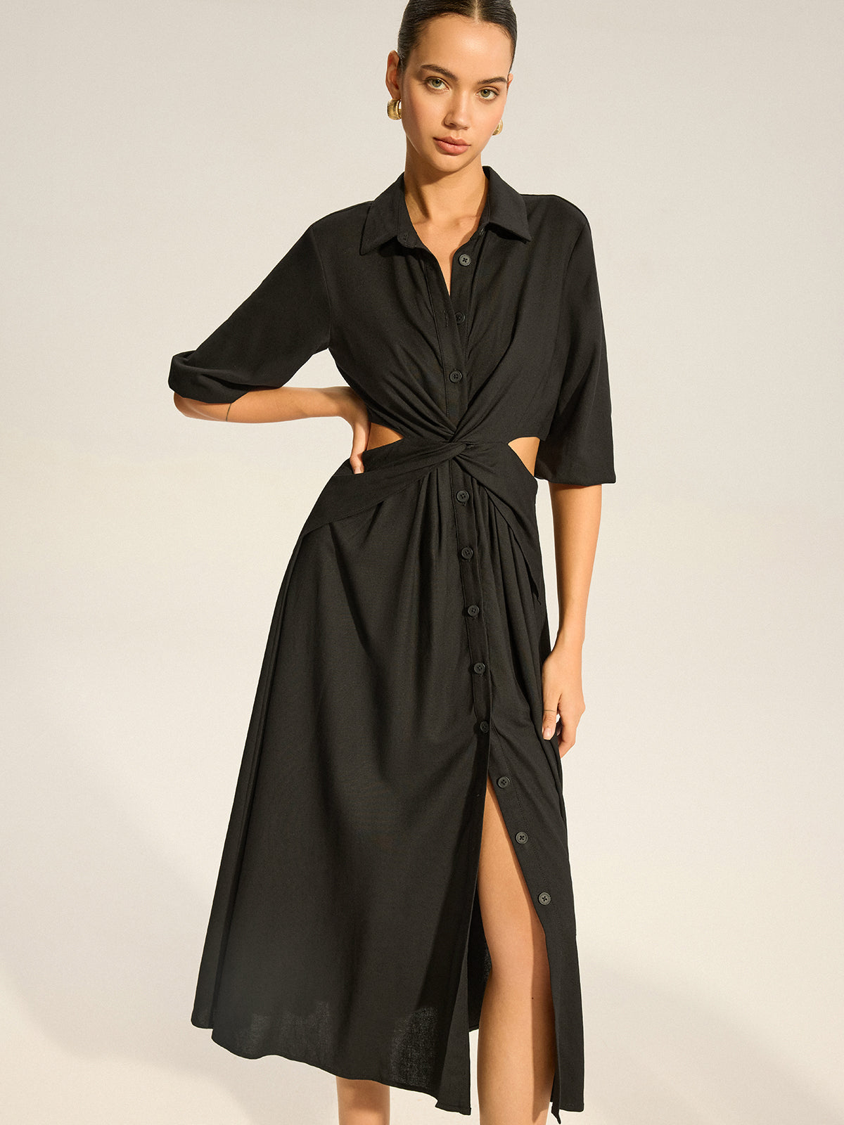 Prismlace – Hemdkleid mit verdrehtem Cut-out und Knöpfen 